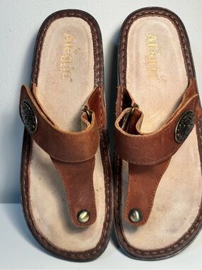 Alegria Brown Leather Thong Sandals Decorative Emblem Adjustable Strap Size 9 US